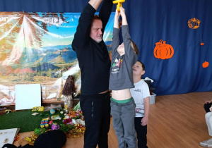 Pan podnosi chłopca który trzyma magnes