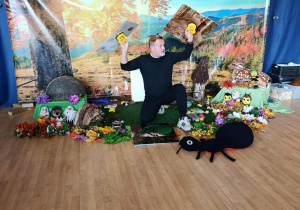 Pan podczas prezentacji świata mrówek