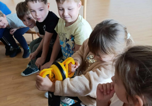 Dzieci próbują rozłączyc dwa magnesy