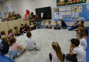 Pani opowiada dzieciom o projekcie