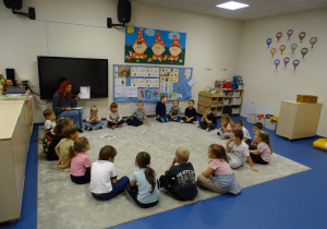 Dzieci słuchają list od Polinki, bohaterki projektu