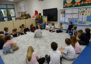 Pani prezentuje dzieciom mapę Polski