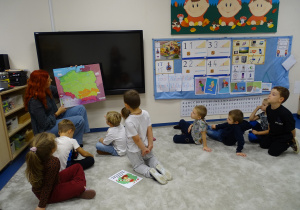 Dzieci oglądaja mapę