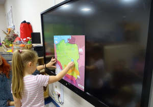 Pola zaznacza na mapie stolicę