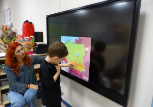 Leoś zaznacza na mapie góry