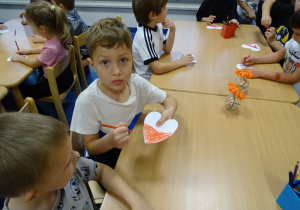 Dzieci kolorują serduszka na biało czerwono