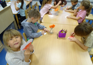 Dzieci kolorują serduszka