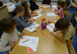 Dzieci kolorują Polinkę