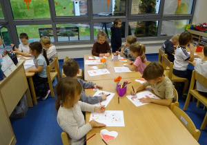 Dzieci podczas kolorowania