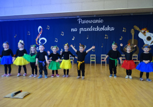 dzieci tańczą