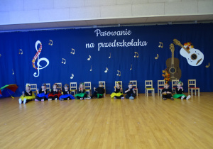 dzieci grają na instrumentach