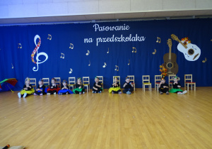 dzieci grają na instrumentach