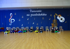 dzieci grają na instrumentach