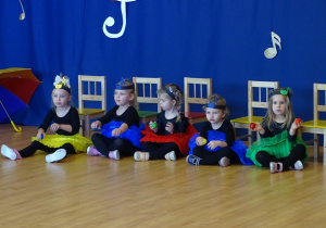 dzieci grają na instrumentach