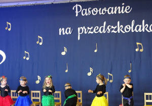 dzieci grają na instrumentach