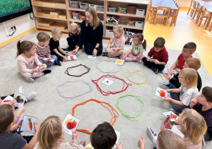 Dzieci siedzą w kole