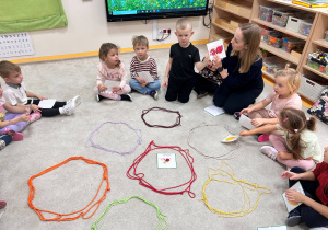 Dzieci siedzą w kole