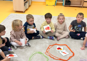 Chłopiec prezentuje owoc