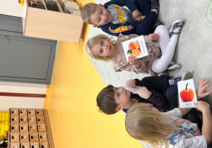 Dziewczynka prezentuje owoc