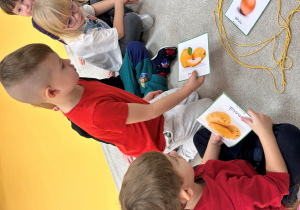 Chłopiec wykonuje zadanie