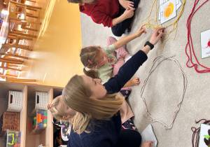 Dziewczynka wykonuje zadanie