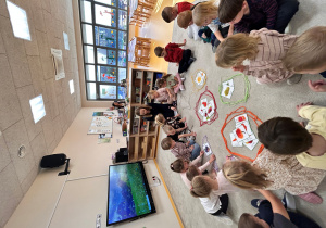 Dzieci siedzą w kole