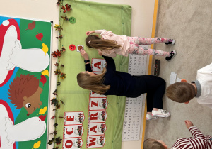 Dziewczynka wykonuje zadanie