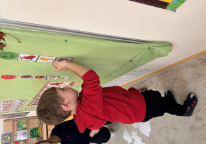 Chłopiec wykonuje zadanie