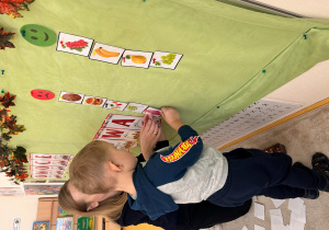 Chłopiec wykonuje zadanie