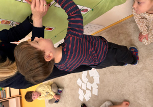 Chłopiec wykonuje zadanie