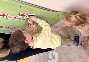 Chłopiec wykonuje zadanie