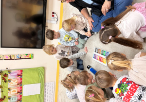 Dzieci poznają rodzaje kredek