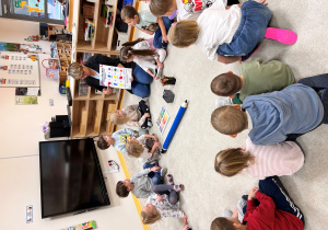 Dzieci siedzą w kole