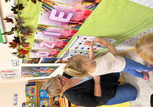 Dziewczynka wykonuje zadanie