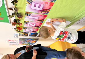 Chłopiec wykonuje zadanie