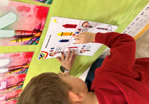 Chłopiec wykonuje zadanie