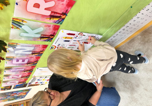 Dziewczynka wykonuje zadanie