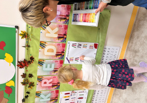 Dziewczynka wykonuje zadanie