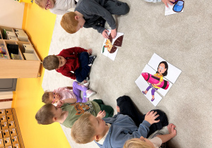 Chłopcy układają puzzle