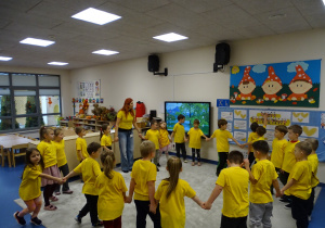 Dzieci stoją w kole