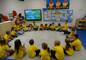 Dzieci siedzą w kole