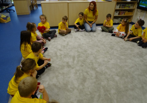 Dzieci podają sobie czerwone serduszko i miłe słowo