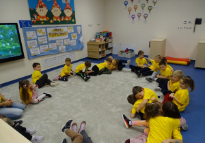 Dzieci się przytulają