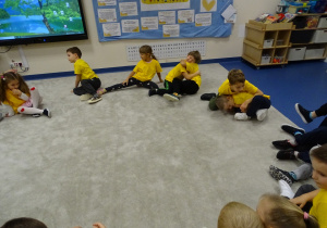 Dzieci się przytulają