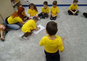 Dzieci rozwiązują krzyżówkę