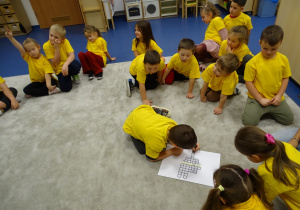 Dzieci rozwiązują krzyżówkę