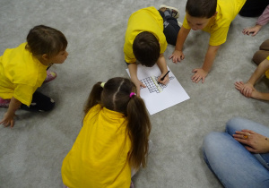 Dzieci rozwiązują krzyżówkę