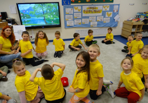 Dzieci i pani prezentują hasło krzyżówki