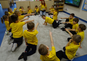 Dzieci wyciągają dwa palce i przysięgają być życzliwymi