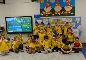 Zdjęcie grupowe dzieci w żółtych koszulkach